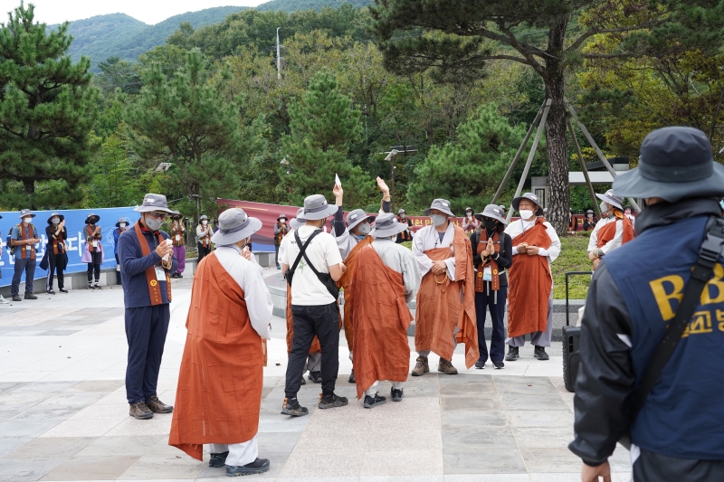 순례대중을 맞이하는 통도사 교구 대중들과 지역민들   (7)
